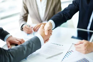 Reunión legal entre abogado y cliente para resolver un caso en Tarragona
