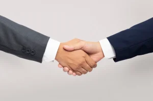 Apretón de manos entre empresario y trabajador como símbolo de acuerdo tras la reducción jornada laboral 2025